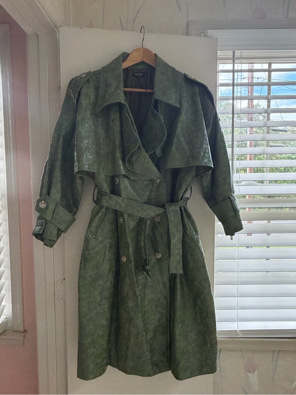 Vintage-Inspired Green Trench Coat with Belt